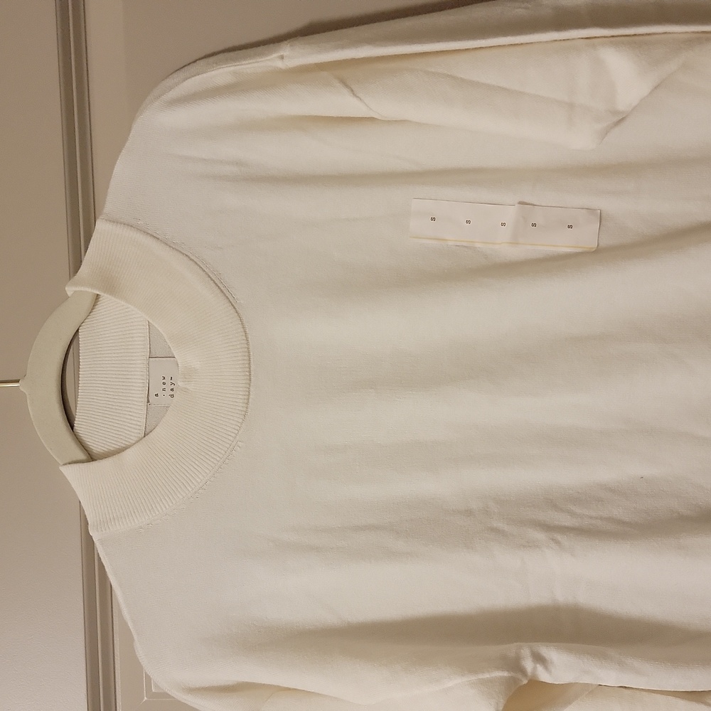 Women's Top. - Picture 3 of 5